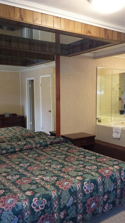 Olde Court Inn Wheeling Ruang foto