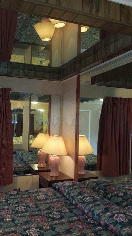 Olde Court Inn Wheeling Bagian luar foto