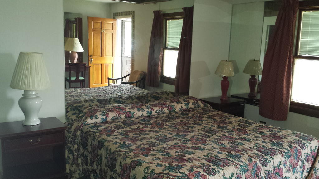 Olde Court Inn Wheeling Bagian luar foto