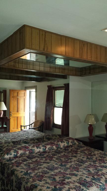 Olde Court Inn Wheeling Bagian luar foto