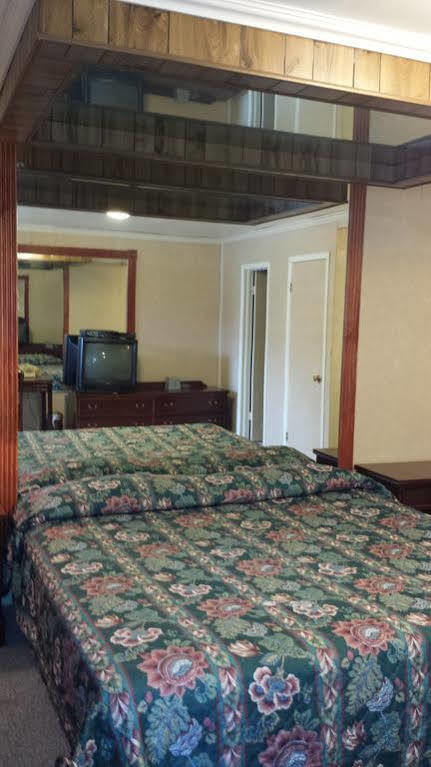 Olde Court Inn Wheeling Bagian luar foto